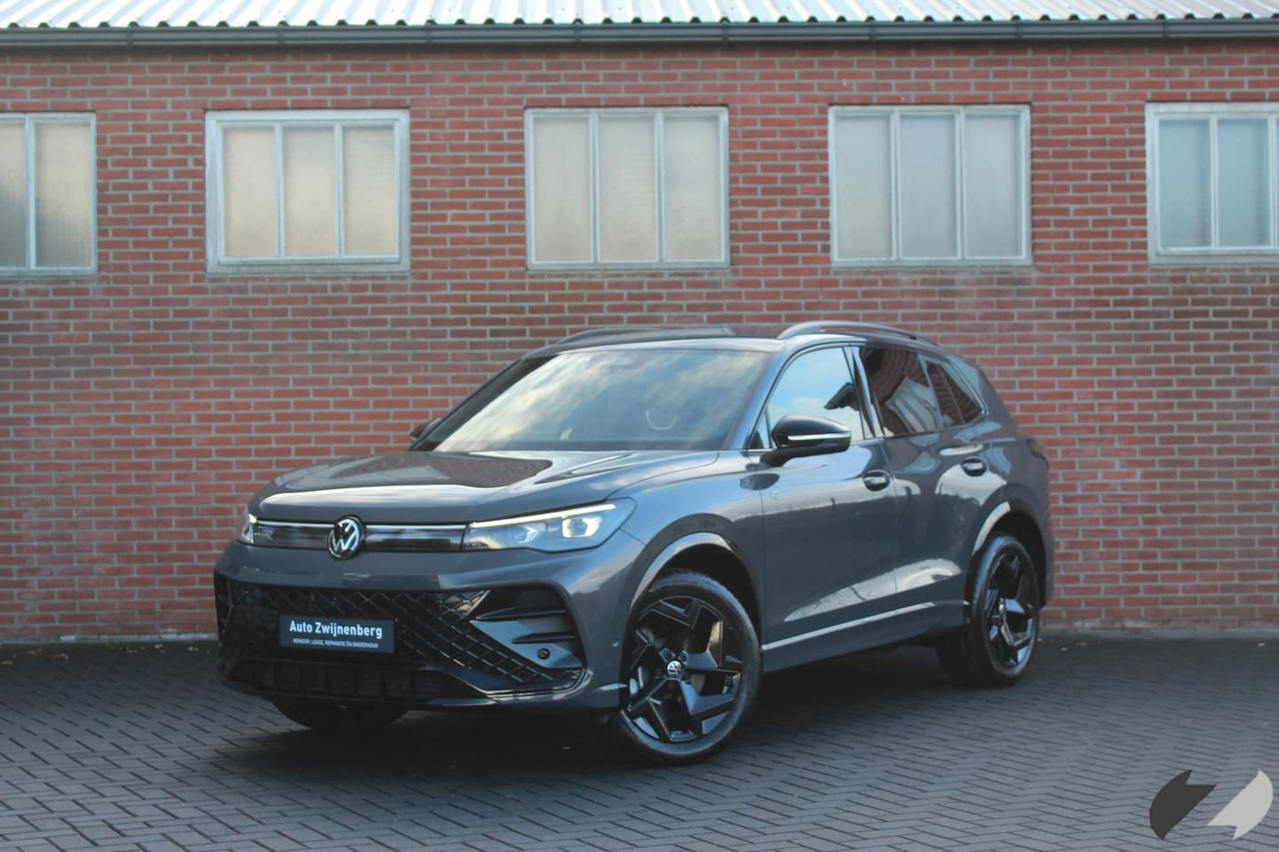 Volkswagen Tiguan - 2.0 TDI R-line | Trekhaak | 360 | Black style | - AutoWereld.nl