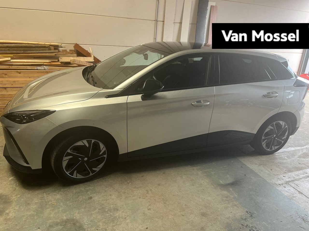 MG MG4 - Long Range Luxury 64 kWh | Navi | Led Koplampen | CarPlay | 360 Camera | Stoelverwarming | - AutoWereld.nl