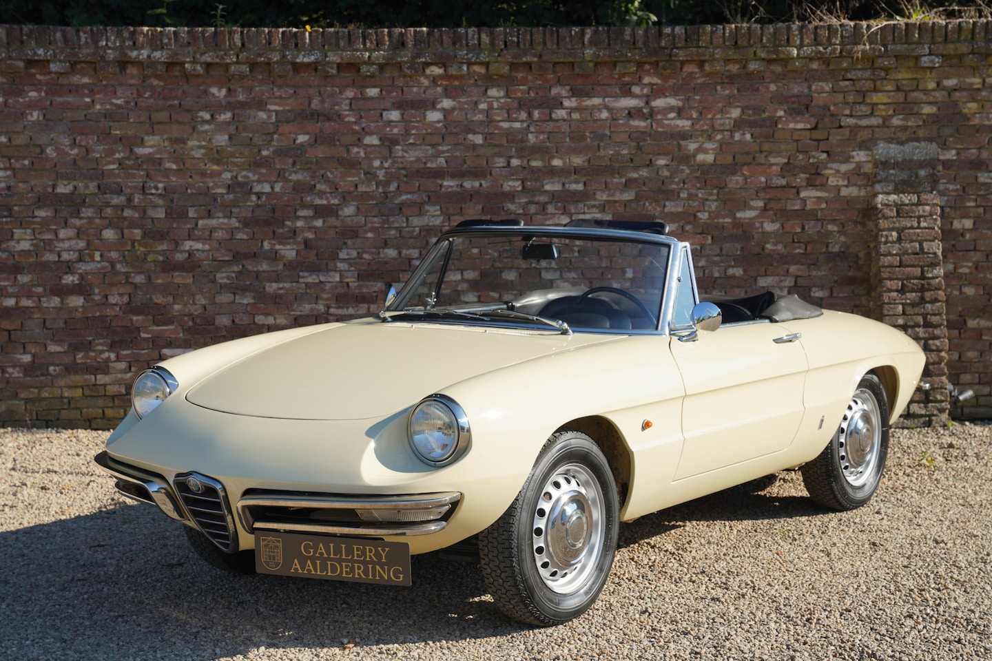 Alfa Romeo Spider - Duetto 1600 Restored condition, "Avorio" with a Black leatherette upholstery, Sensational - AutoWereld.nl