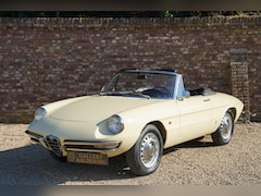 Alfa Romeo Spider - Duetto 1600 Restored condition, "Avorio" with a Black leatherette upholstery, Sensational