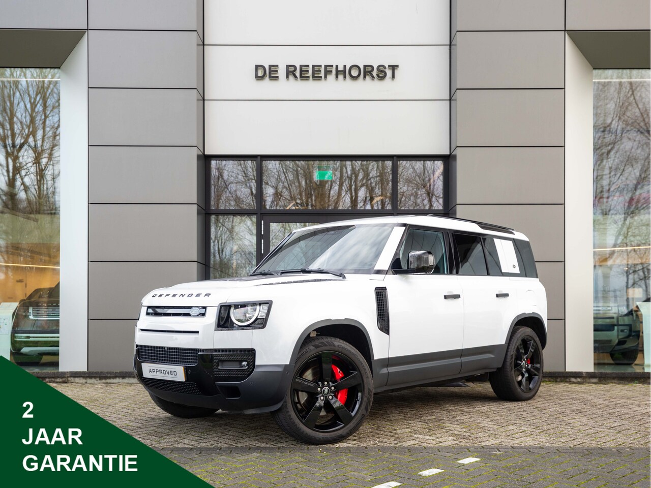 Land Rover Defender 110 - P400e 110 | Black Pack | Luchtvering | 22'' Gloss Black | Stuurwielverwarming | Rode Remkl - AutoWereld.nl