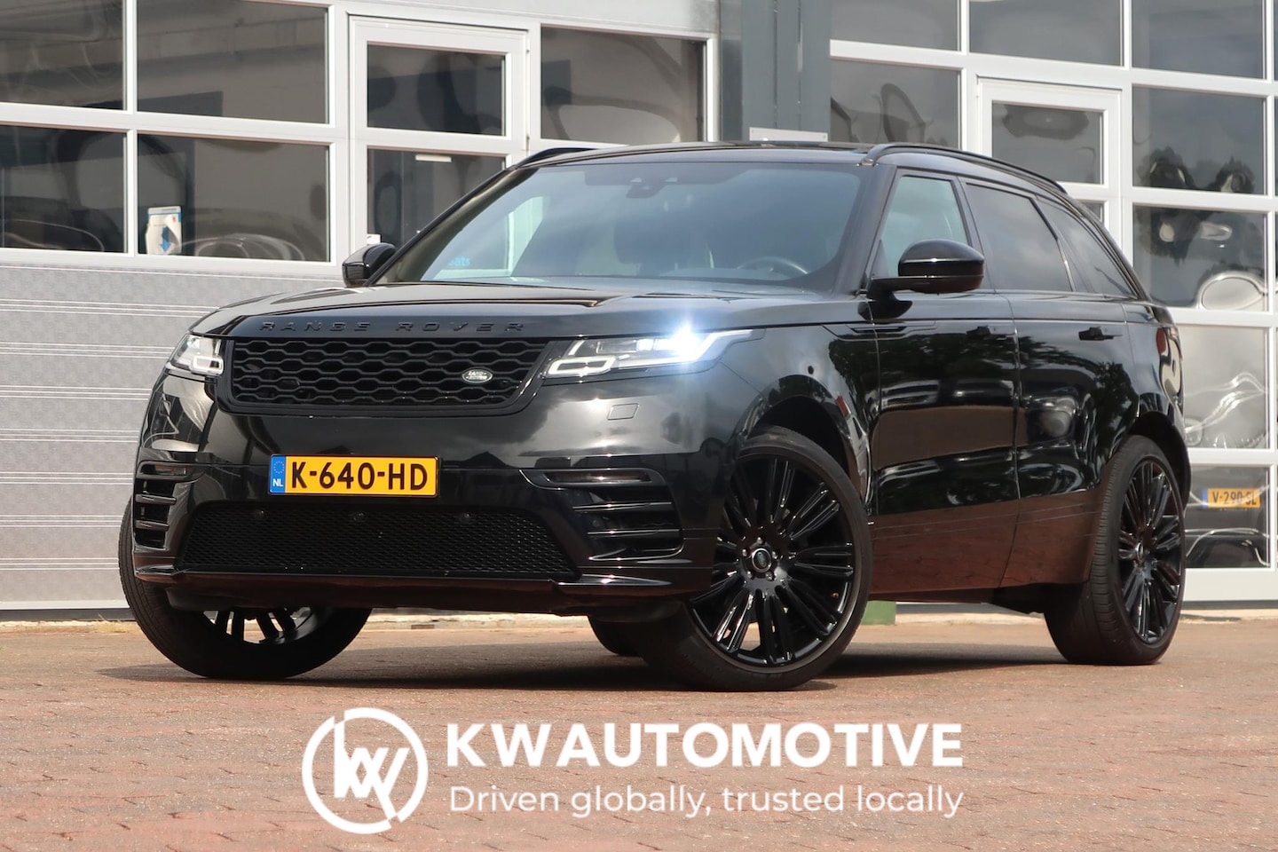 Land Rover Range Rover Velar - 2.0 I4 Turbo AWD R-Dynamic P300S HSE PANO/ LED/ MEMORY/ CAMERA/ ACC/ KEYLESS/ TREKHAAK - AutoWereld.nl
