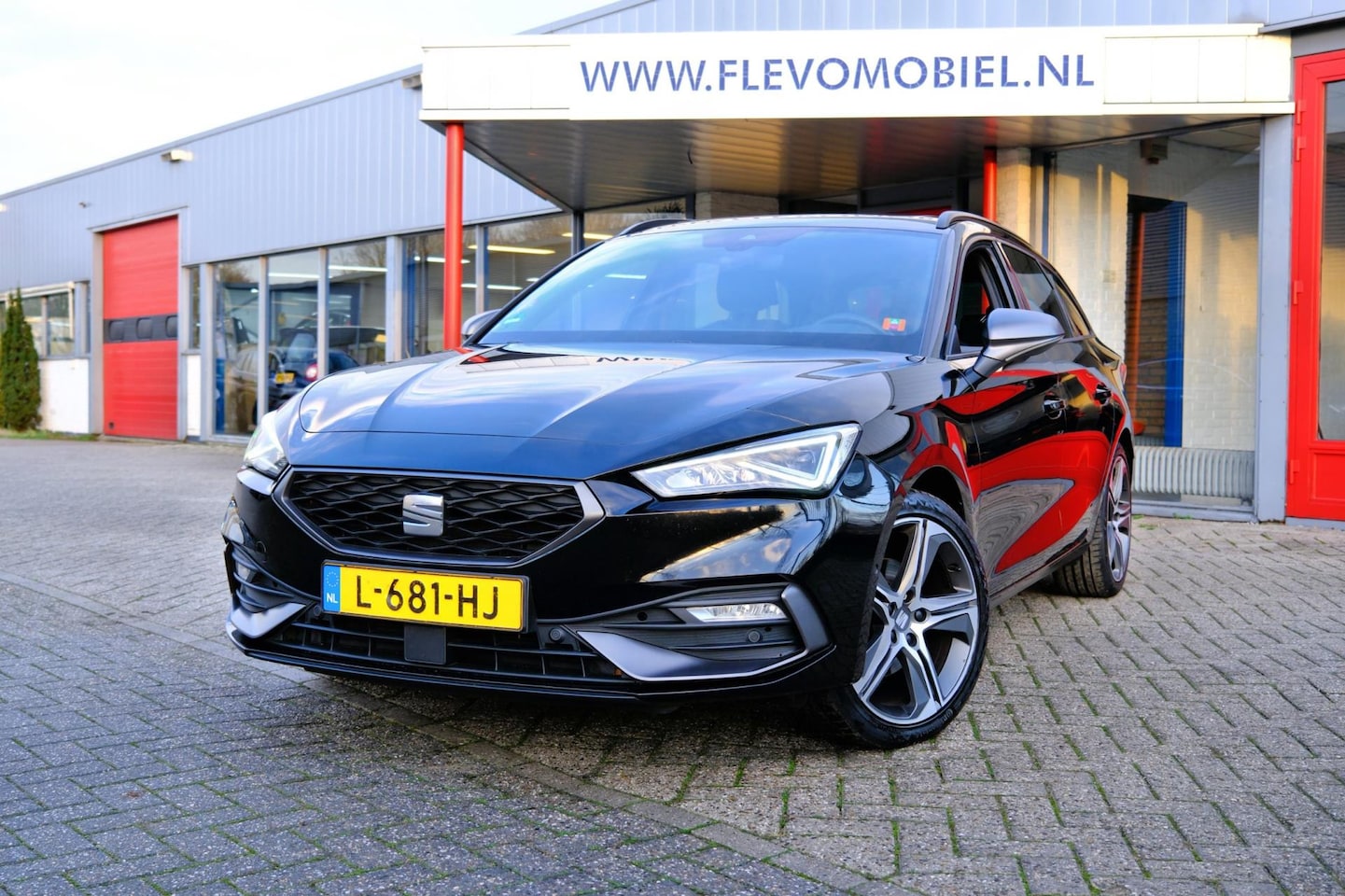 SEAT Leon Sportstourer - 1.5 TSI 150pk FR Business Intense Pano|1e Eig|Adapt.Cruise|LMV|Cam|Enz! - AutoWereld.nl