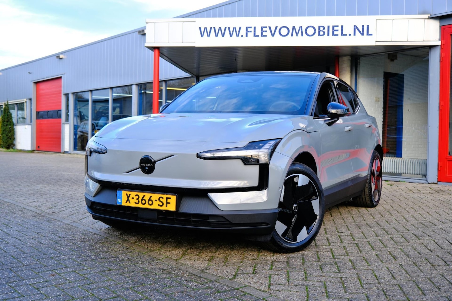 Volvo EX30 - Single Motor Extended Range Ultra 69 kWh Aut. Pano|HarmanKardon|360Cam|Navi|CarPlay|Enz! - AutoWereld.nl