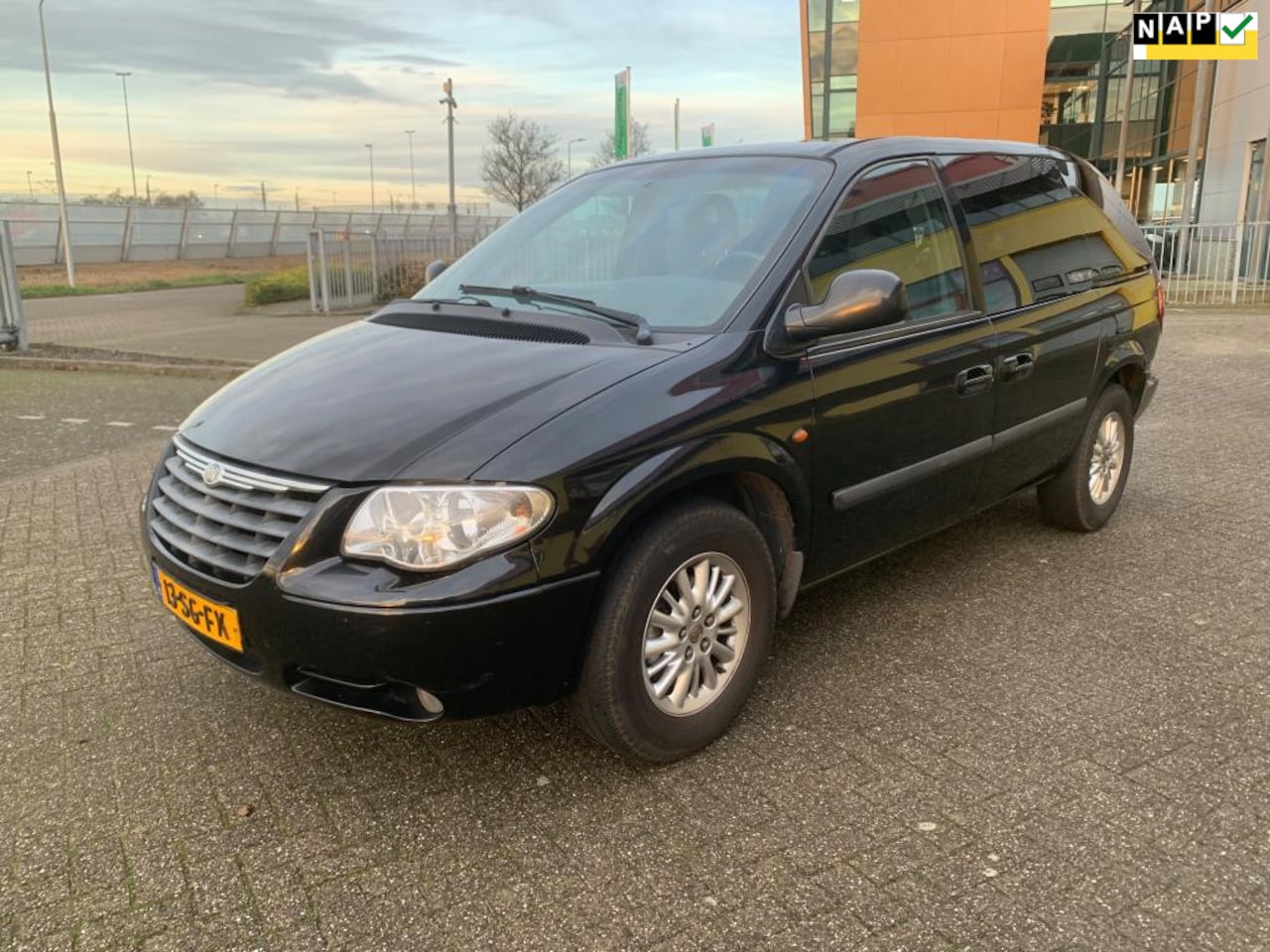 Chrysler Voyager - 2.4i New York Edition Zwart 2006 AIrco - AutoWereld.nl
