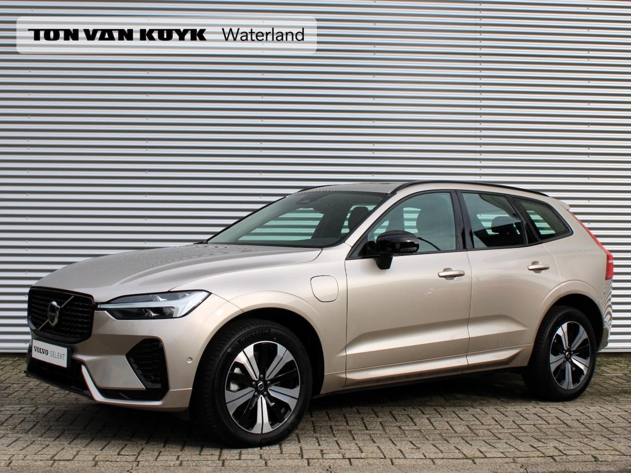 Volvo XC60 - 2.0 T6 Plug-in hybrid AWD Plus Dark Automaat / Panoramadak / Trekhaak / 360* camera / All - AutoWereld.nl