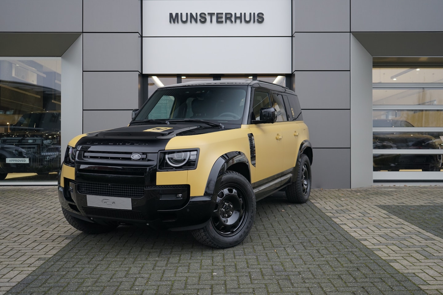 Land Rover Defender 110 - 2.0 P300e 110 Trophy Edition | Koelvak | Voorstoelen verwarmd / gekoeld | Elektrische trek - AutoWereld.nl