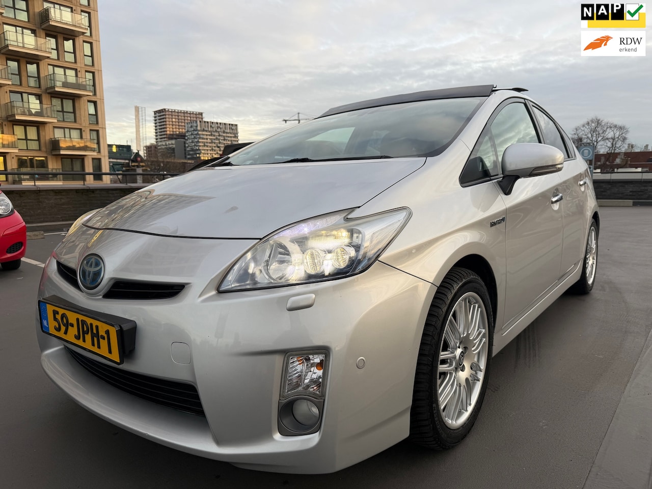 Toyota Prius - 1.8 Executive Dealer Onderhouden AdaptiefCruise Zonnepaneel Pano Camera Leer Nette Auto - AutoWereld.nl