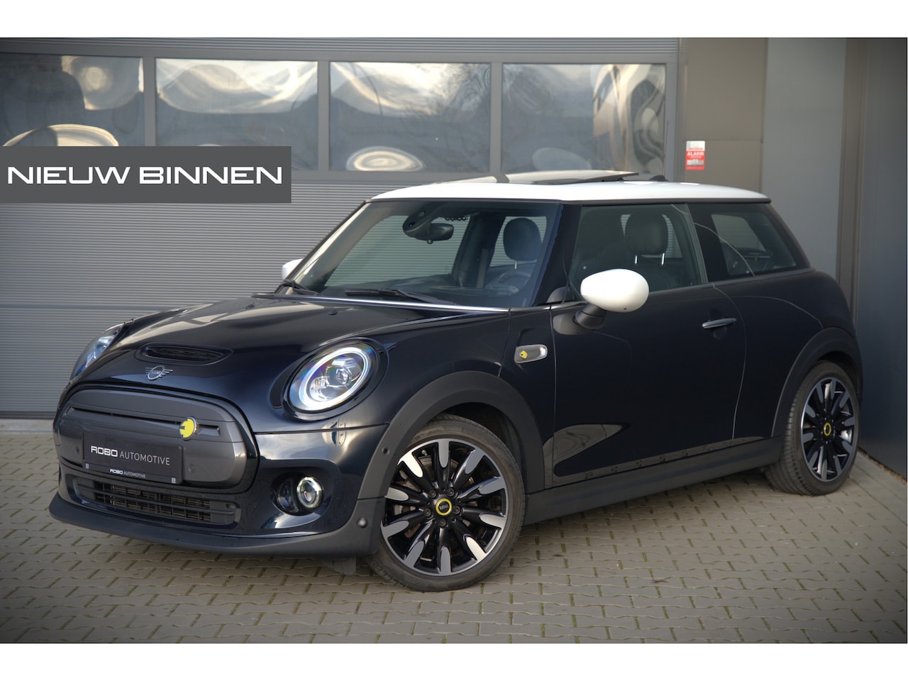MINI Mini-Electric - Yours 33 kWh | Panoramadak | Harman Kardon | Head-Up Display | Union Jack | Stoelverwarmin - AutoWereld.nl