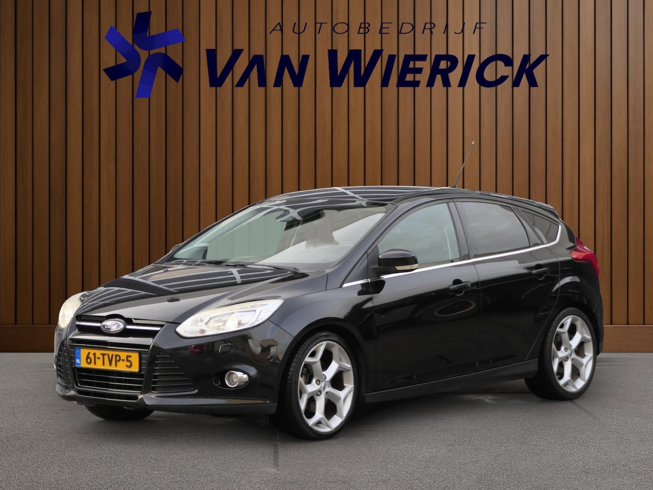 Ford Focus - 1.0 EcoBoost Titanium | Xenon | Leer | Stoelverwarming | Trekhaak - AutoWereld.nl