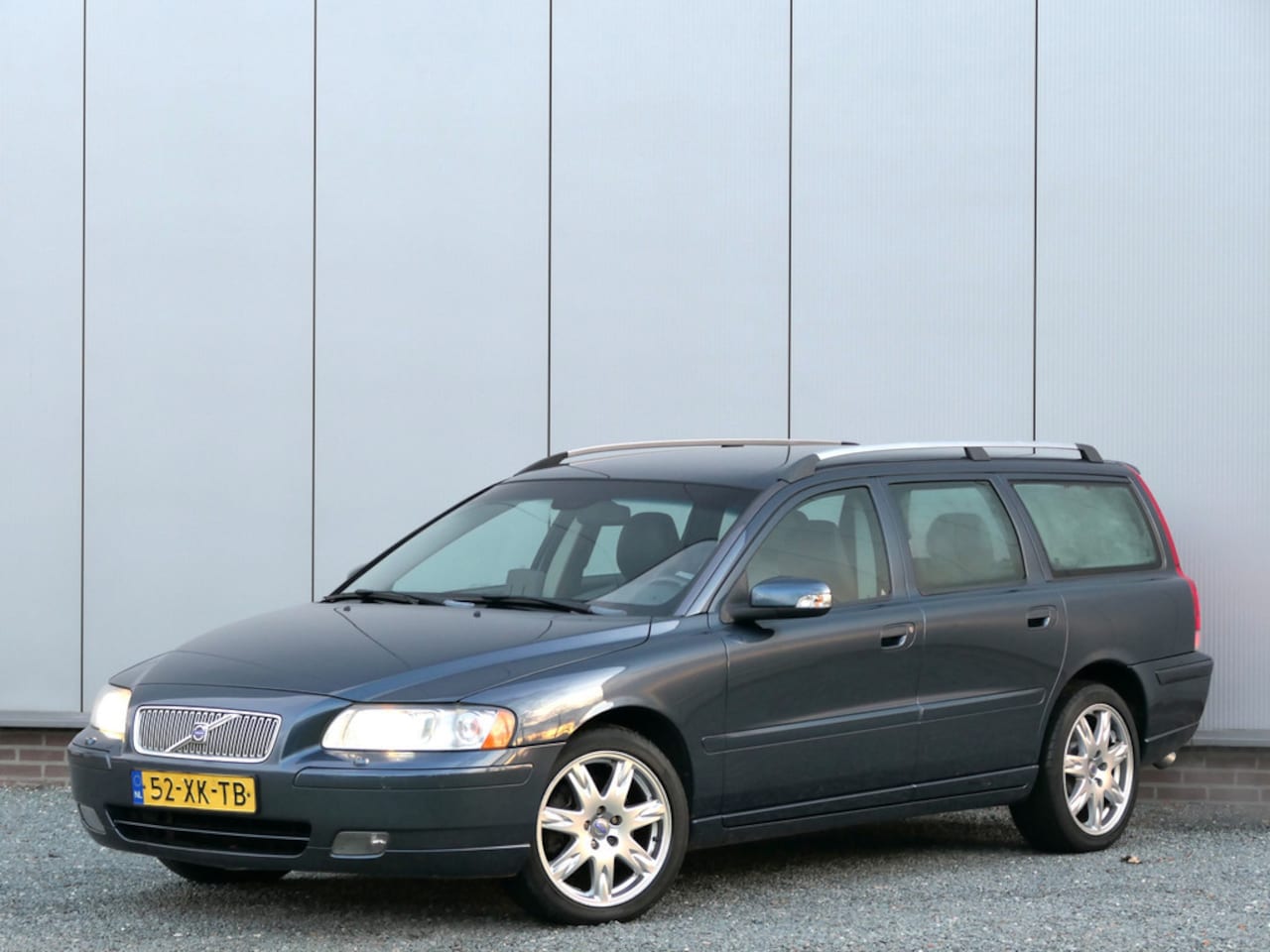 Volvo V70 - 2.0T AUT Edition Sport Xenon / Leer / Trekhaak / Nieuwe aircopom - AutoWereld.nl