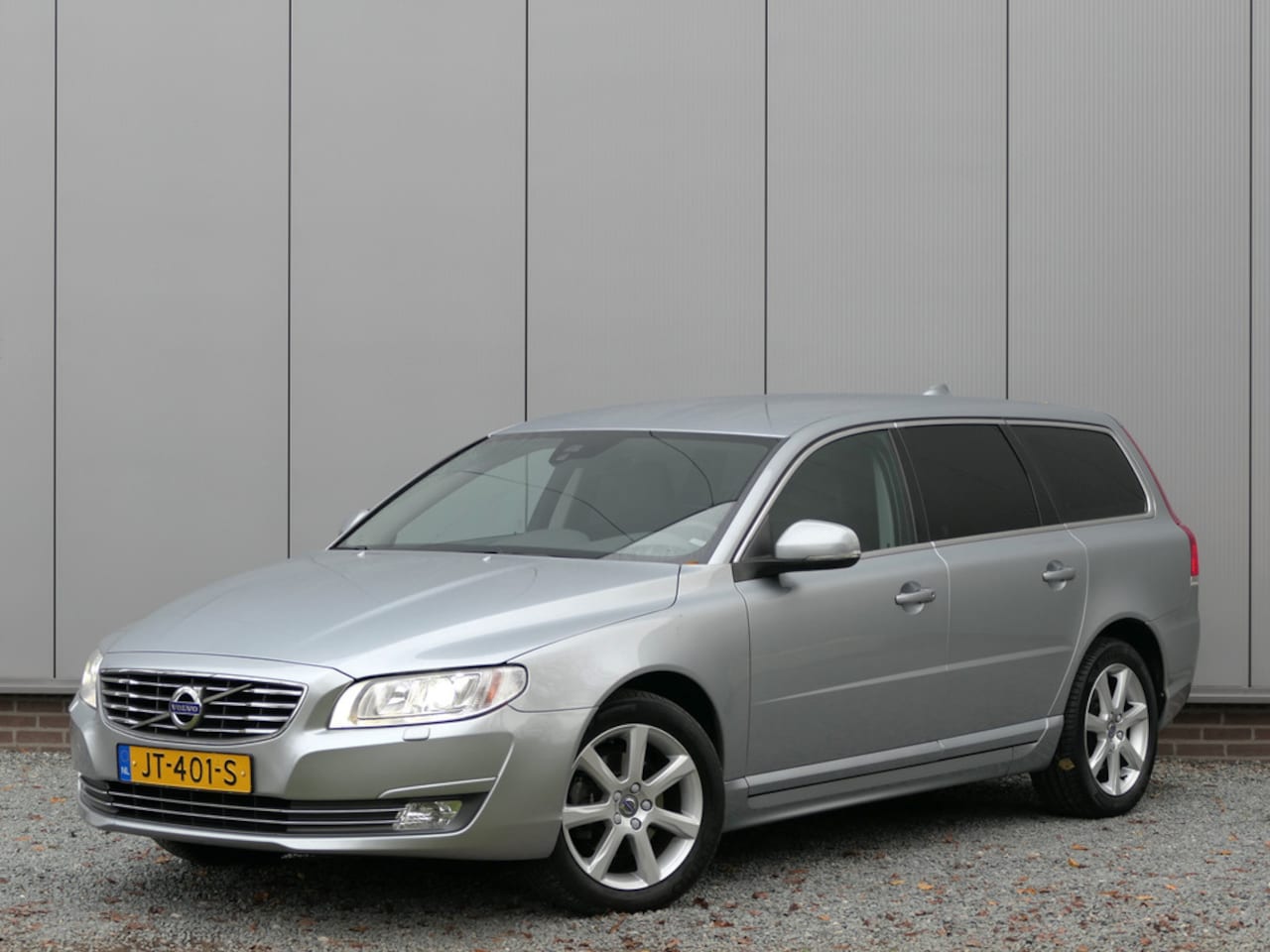 Volvo V70 - T4 AUT Polar Navi / Xenon / Trekhaak / Bluetooth - AutoWereld.nl