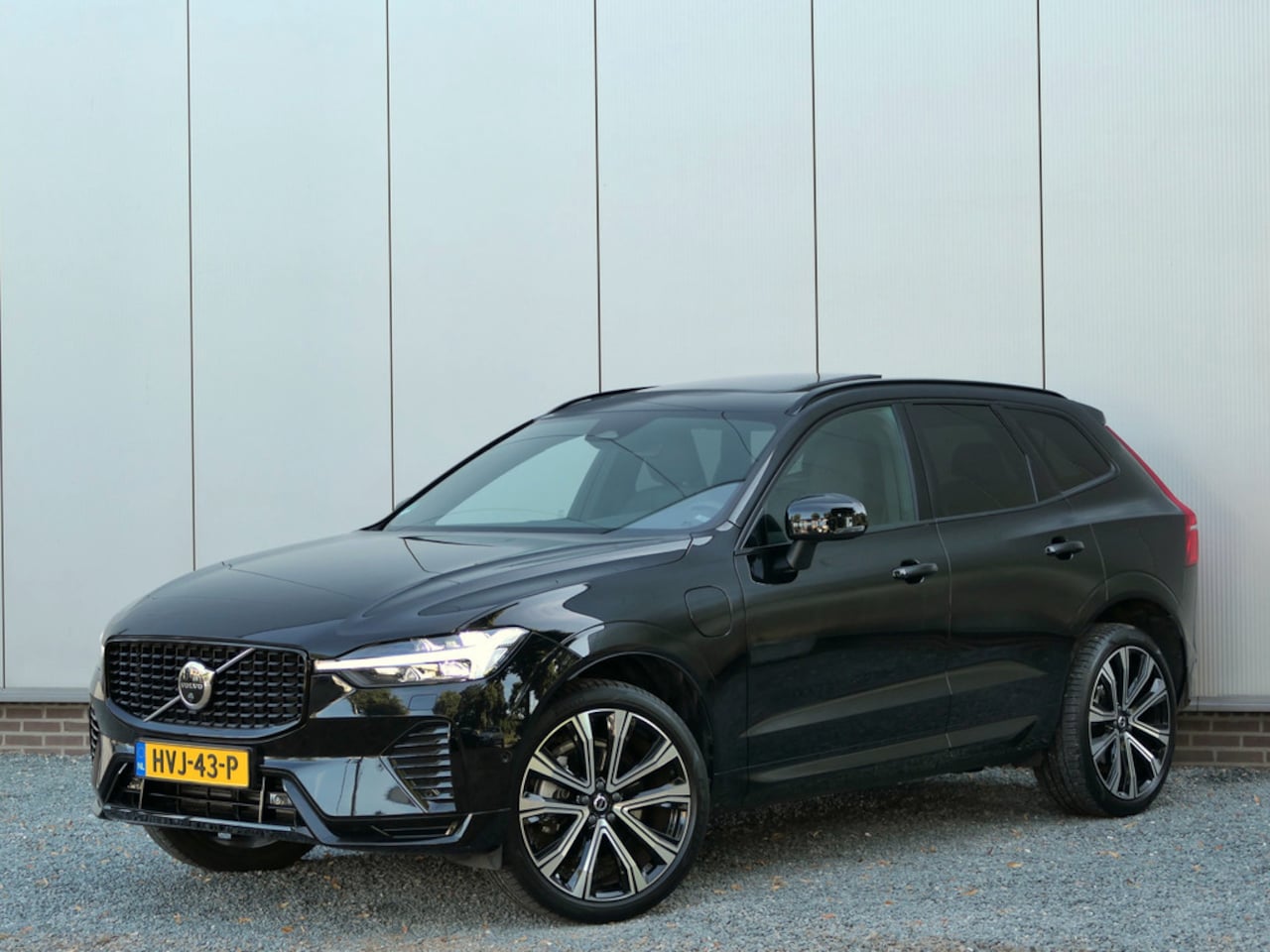 Volvo XC60 - 2.0 T8 Plug-in hybrid AWD Plus Dark 12 MND garantie / Panoramada - AutoWereld.nl