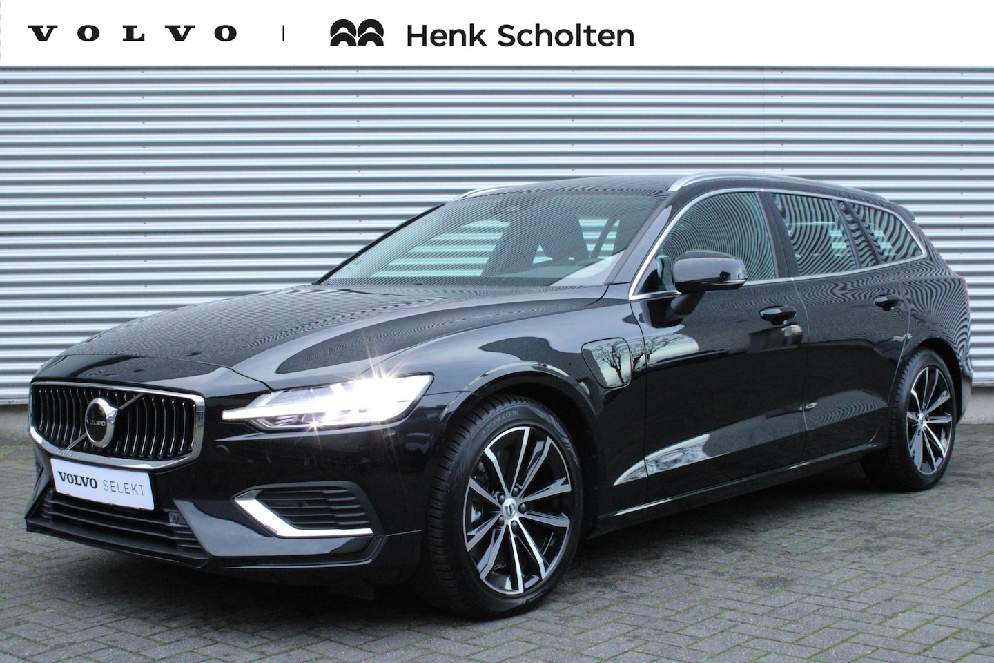 Volvo V60 - 2.0 T6 Plug-in hybrid AWD Essential Bright | Lichtmetalen Velgen 18" | Trekhaak Met Semi E - AutoWereld.nl