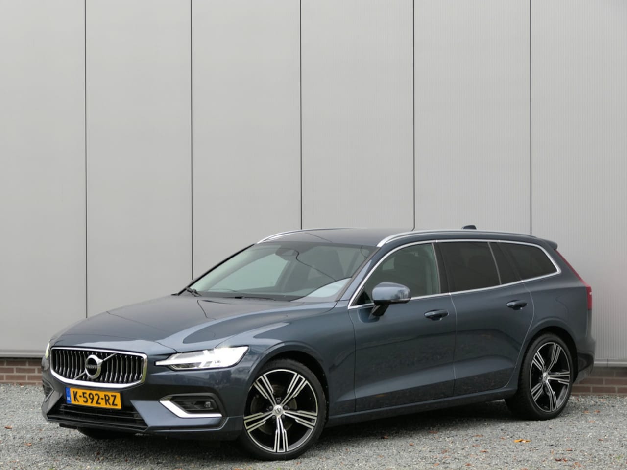 Volvo V60 - B3 AUT Inscription DAB+ / Camera / Pilot assist / Stuurverwarmin - AutoWereld.nl
