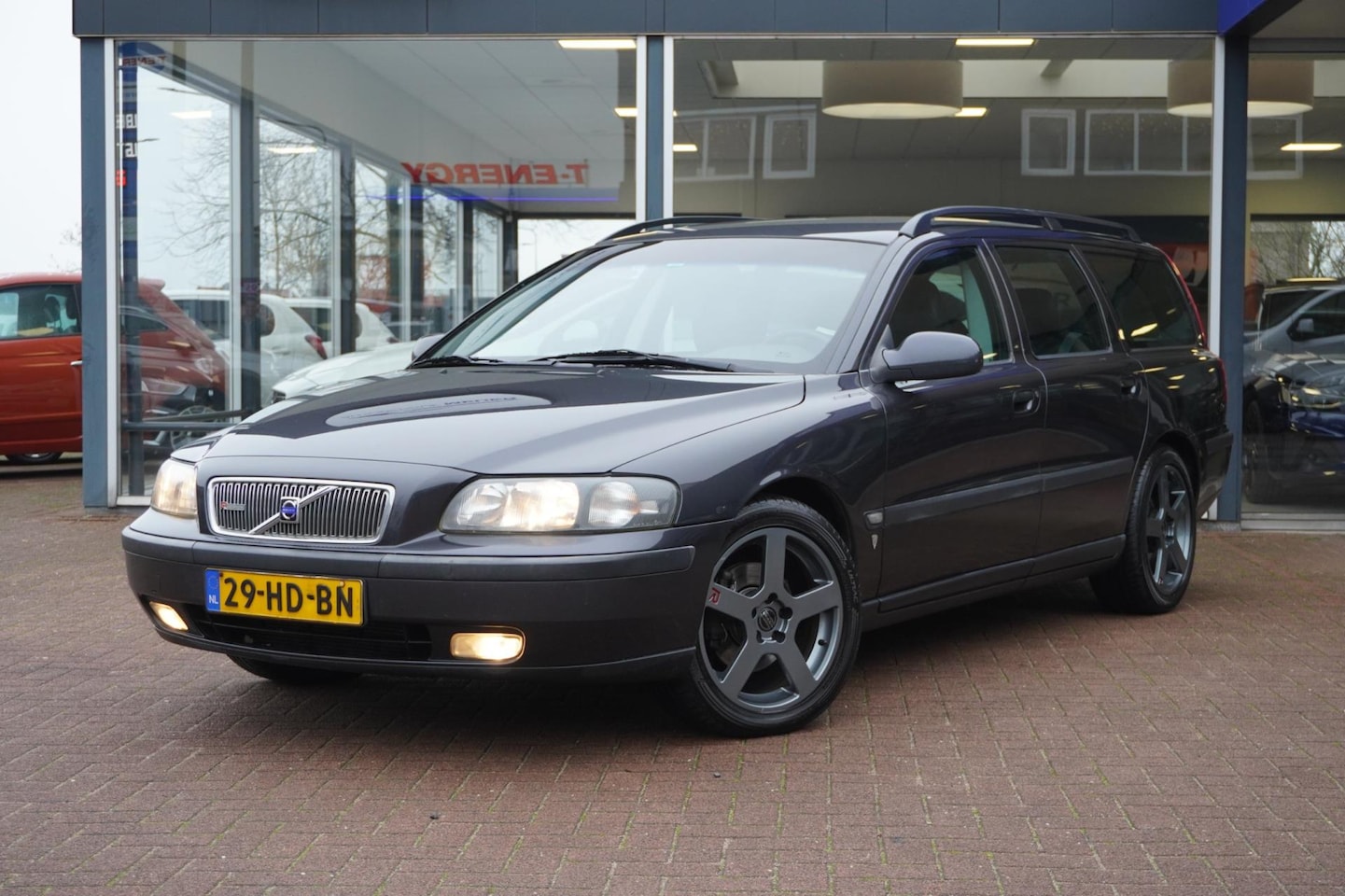 Volvo V70 - 2.4 Comfort Line | Handbak | R velgen | Airco | Vol opties | Youngtimer | Inruil mogelijk - AutoWereld.nl