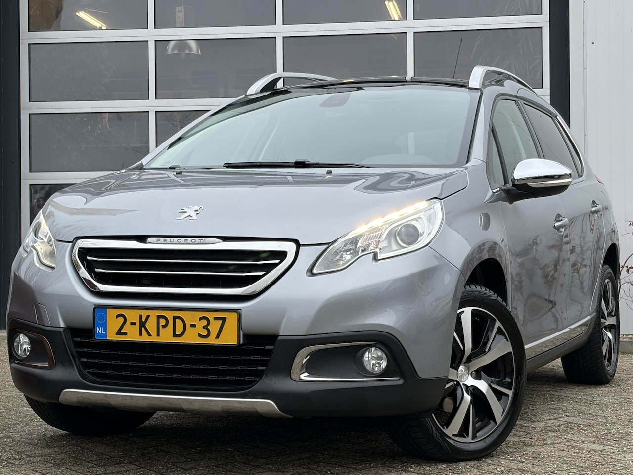 Peugeot 2008 - 1.6 VTi Féline 120pk | Bluetooth | Cruise control | Lichtmetalen velgen 17" | Navigatiesys - AutoWereld.nl