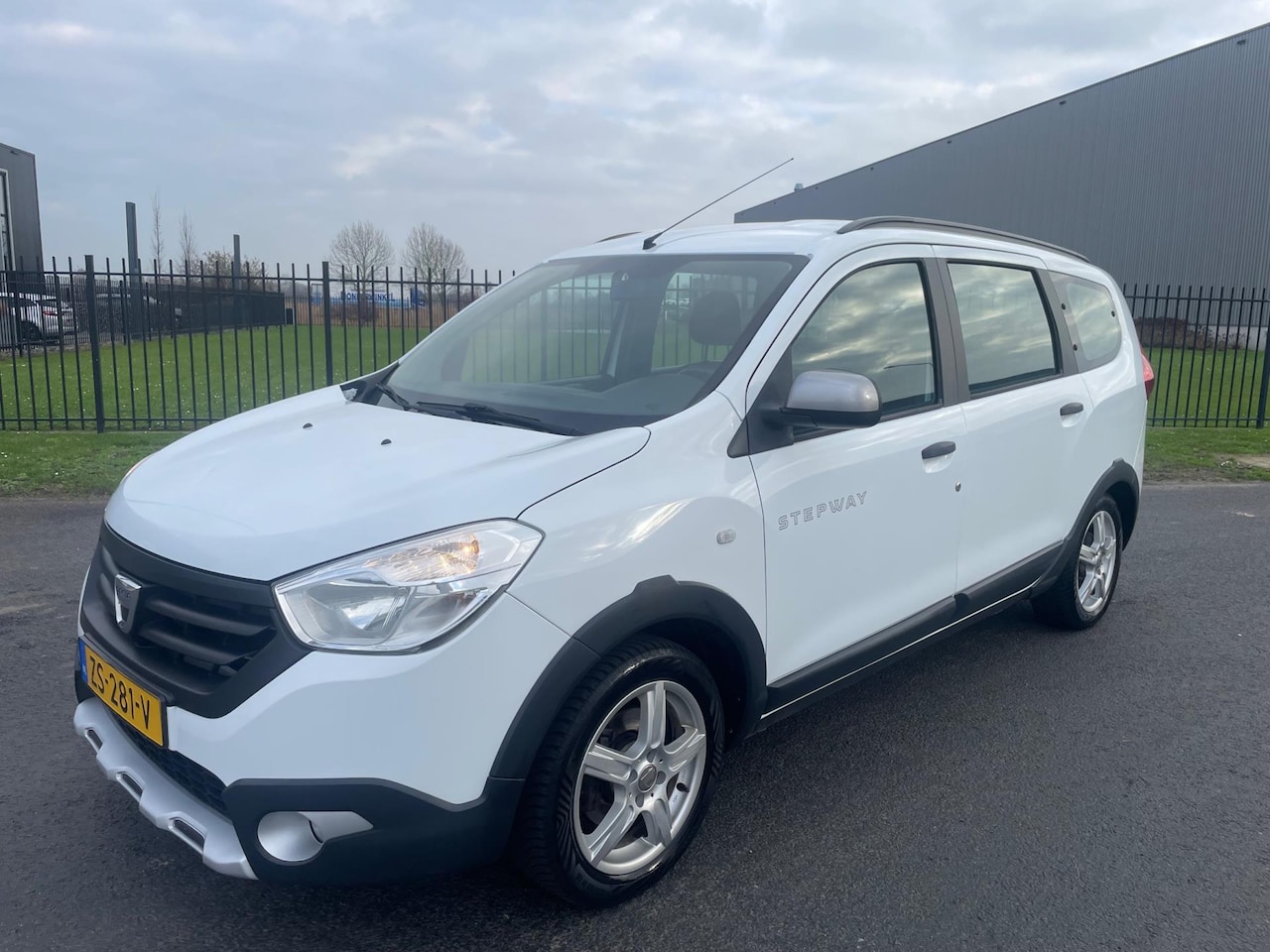 Dacia Lodgy - 1.2 TCe Stepway 7p.|Airco|Bj 2016|Cruise|Navi|Stoelverw| - AutoWereld.nl