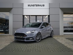 Ford Focus - 2.0 ST | Voorstoelen verwarmd | Keyless entry | Cruise control | RS velgen |