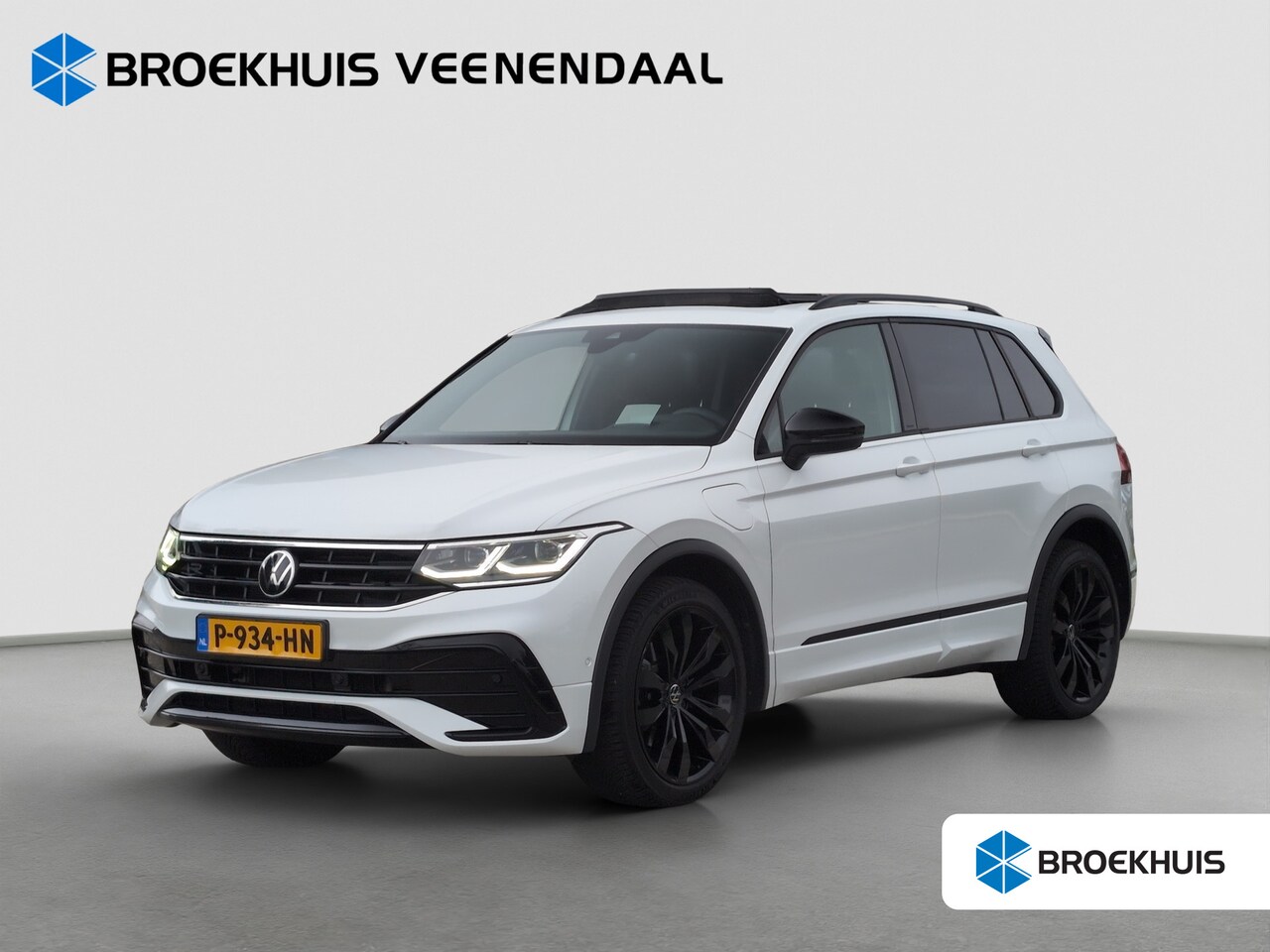 Volkswagen Tiguan - 1.4 TSI eHybrid R-Line 245pk | Pano | Leder | Trekhaak | Head-up | Elek Stoelen - AutoWereld.nl