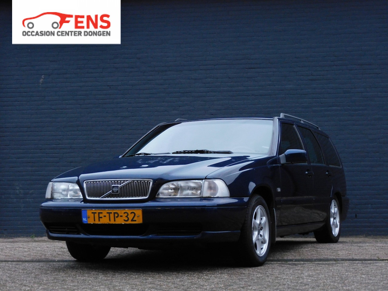 Volvo V70 - 2.5 Sports-Line NIET MOOI RIJDT PERFECT! CRUISE! AIRCO! TREKHAAK! - AutoWereld.nl