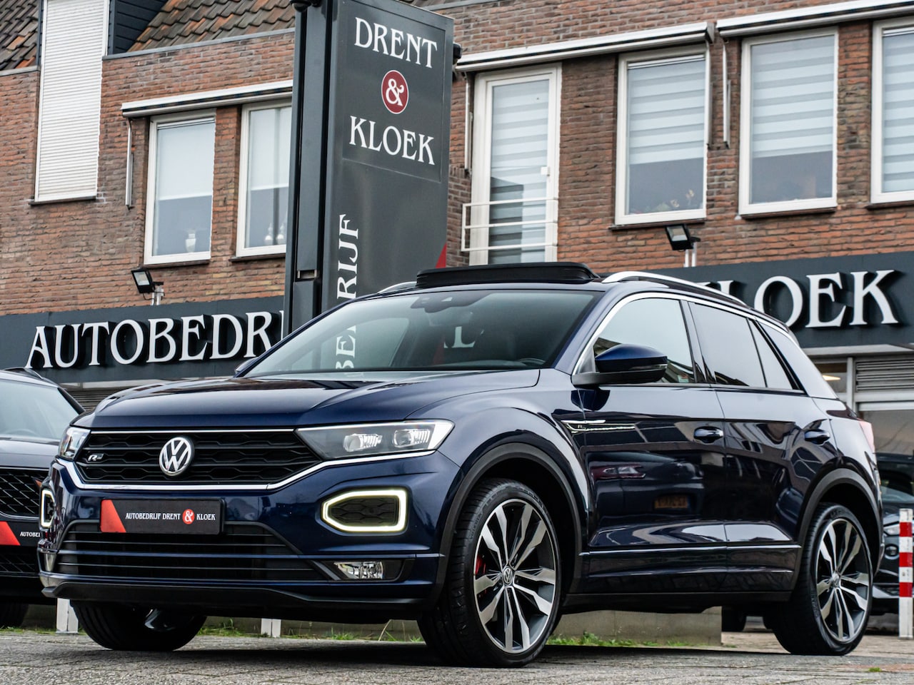 Volkswagen T-Roc - 2.0 TSI 4Motion R-Line PANO CAMERA BEATS TREKHAAK 19 INCH DODEHOEK VIRTUAL DASH - AutoWereld.nl
