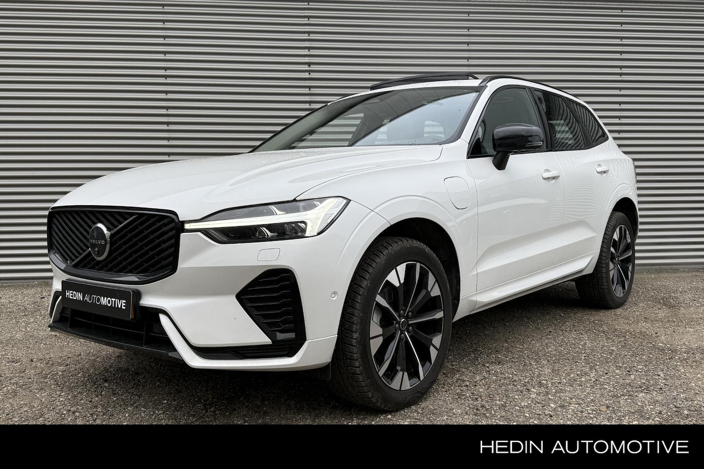 Volvo XC60 - T6 Plug-in hybrid AWD Ultra Dark | Luchtvering | Pano. Dak | Trekhaak | Keyless | Premium - AutoWereld.nl