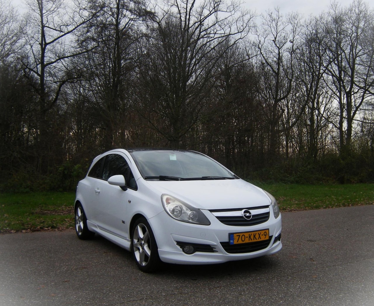 Opel Corsa - 1.4-16V Sport . OPC-Line . Panorama schuifdak . Airco . Achter spoiler . enz - AutoWereld.nl