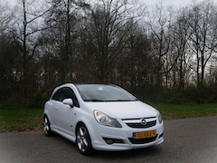 Opel Corsa - 1.4-16V Sport . OPC-Line . Panorama schuifdak . Airco . Achter spoiler . enz