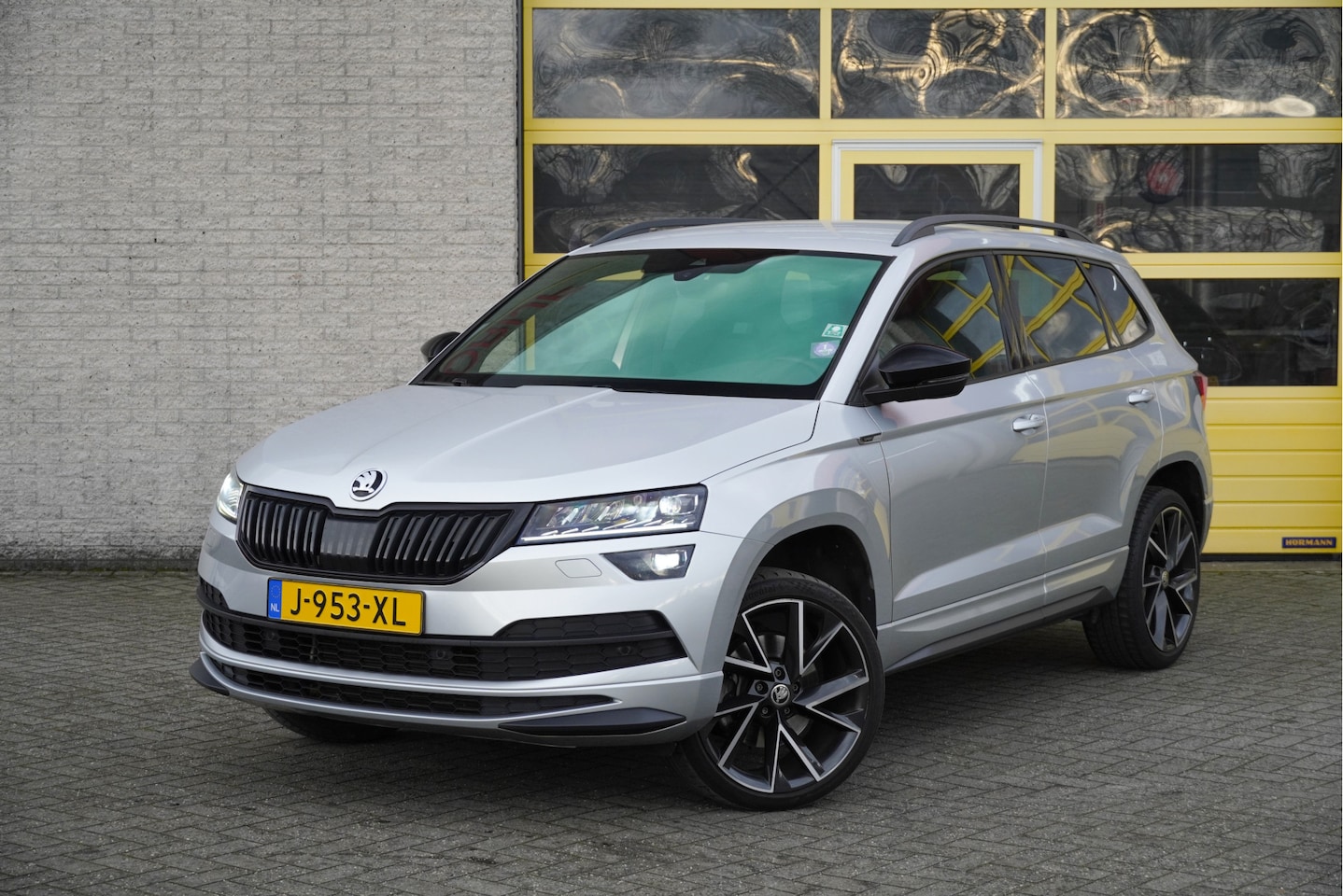 Skoda Karoq - 1.5 TSI 150PK! Automaat Sportline Business BJ2020 Lmv 19" | Led | Pdc | Navi | Keyless ent - AutoWereld.nl