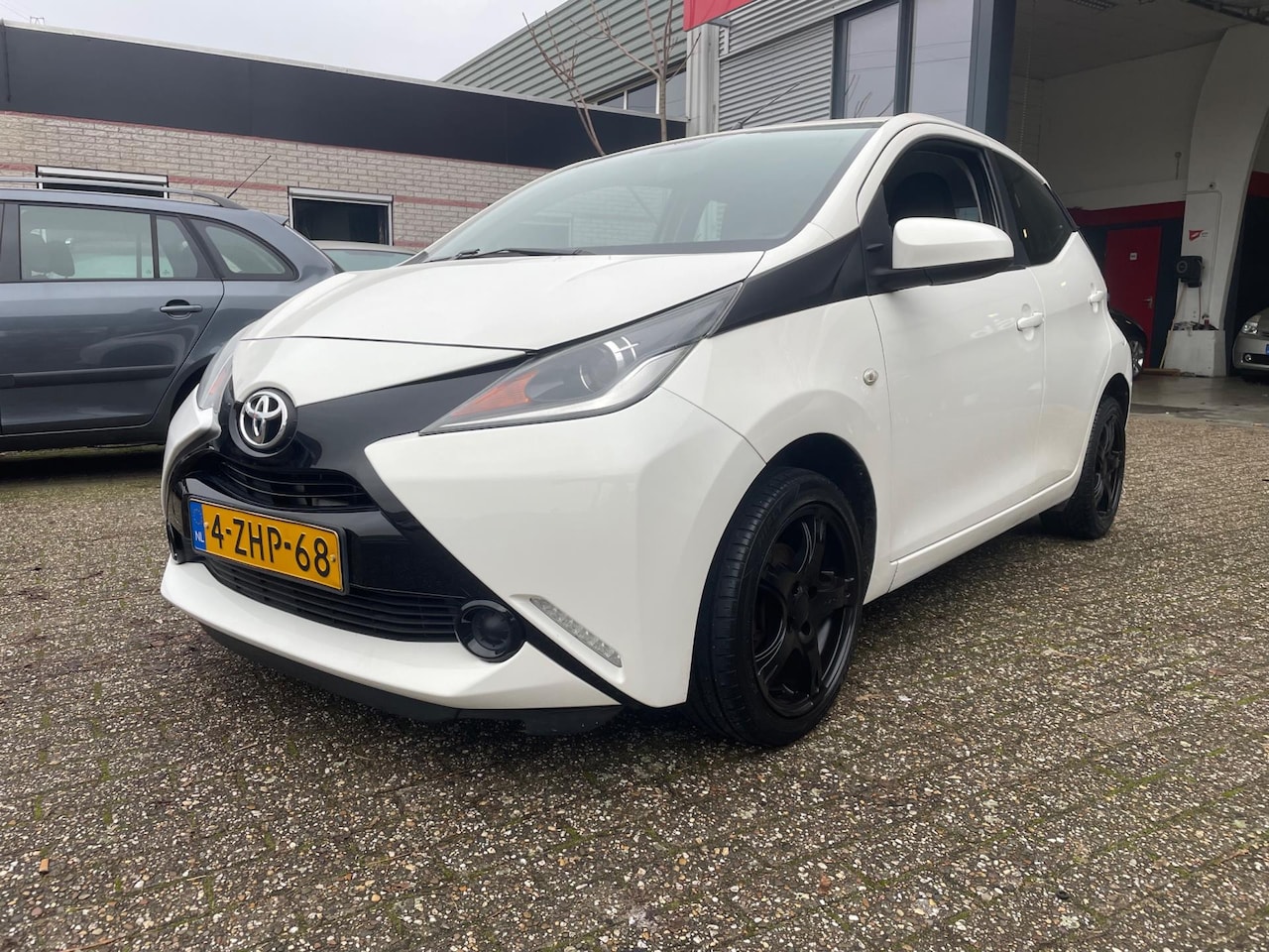 Toyota Aygo - 1.0 VVT-i x-play navi camera nette auto - AutoWereld.nl