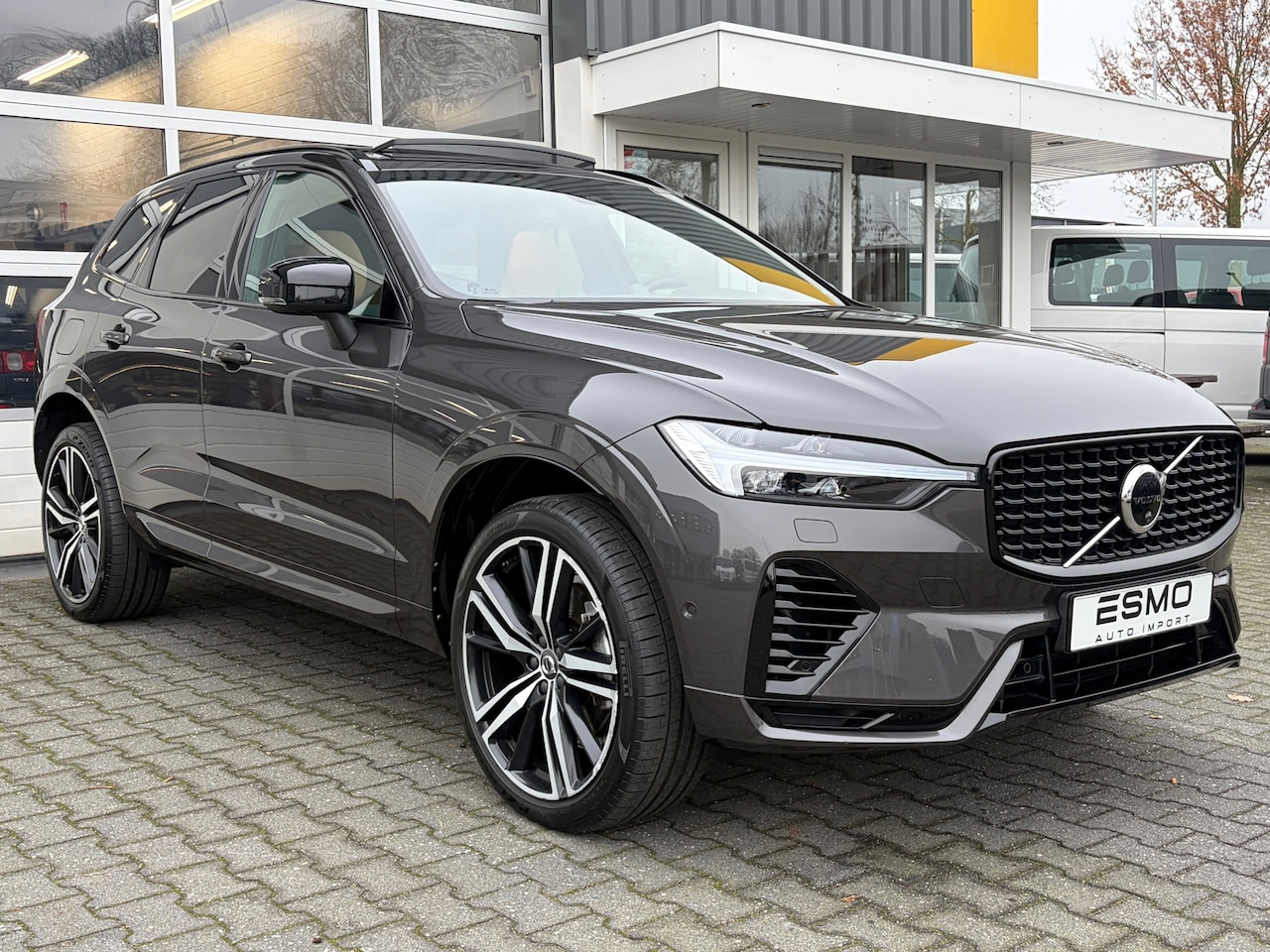Volvo XC60 - 2.0 T8 Plug-in hybrid AWD Ultimate Dark 456 pk Panoramadak HUD Long range Trekhaak wegklap - AutoWereld.nl