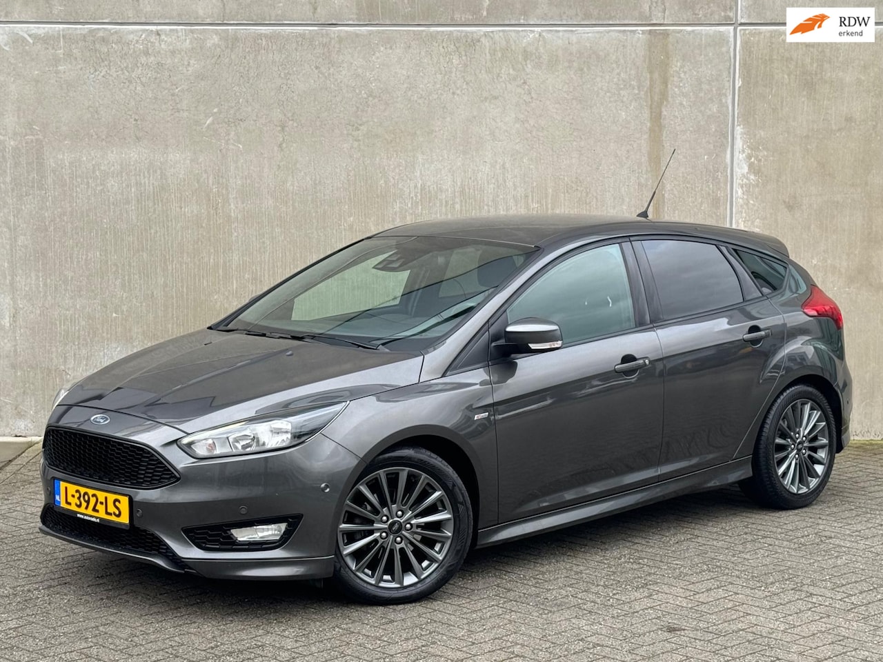 Ford Focus - 1.0 ST-Line 125pk 5D 2017 Grijs NAP|NWE APK|PDC - AutoWereld.nl