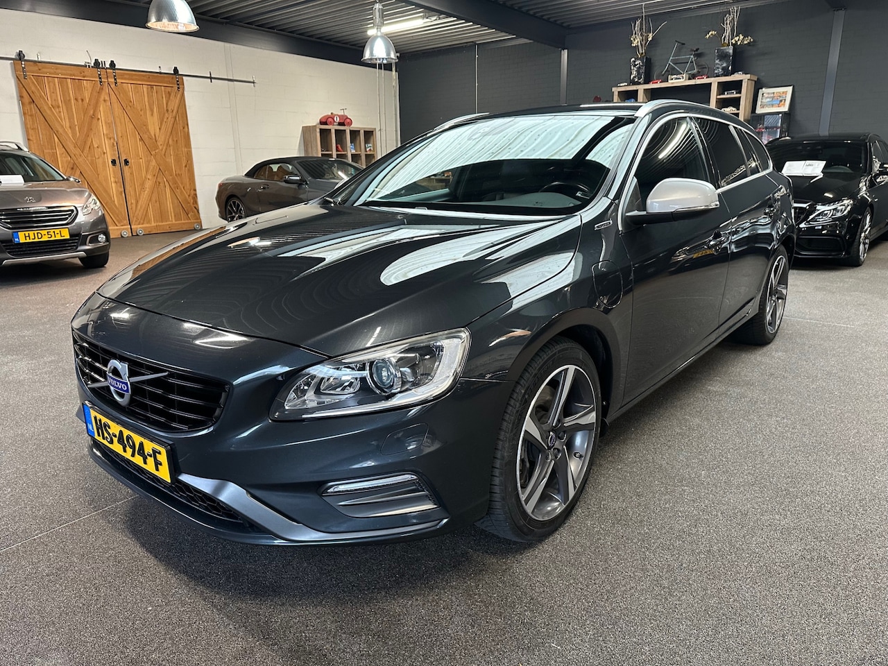 Volvo V60 - 2.4 D6 Twin Engine R-Design Full Option*LEDER*NAVI* - AutoWereld.nl