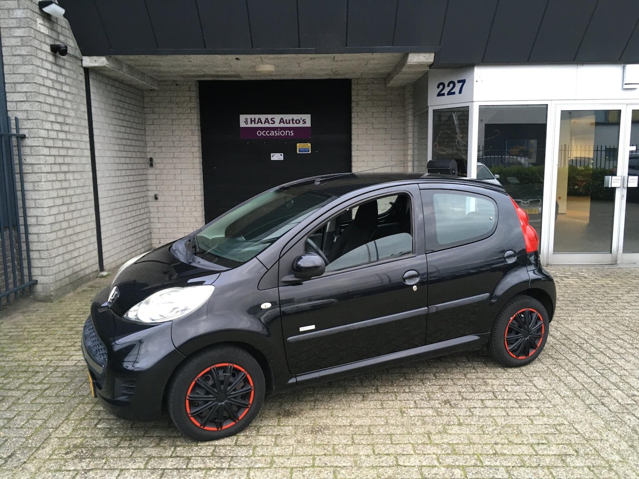 Peugeot 107 - 1.0-12V Millesim 200 / 5 DEURS / NL-AUTO + NAP / AIRCO / ZUINIG / LABEL A - AutoWereld.nl
