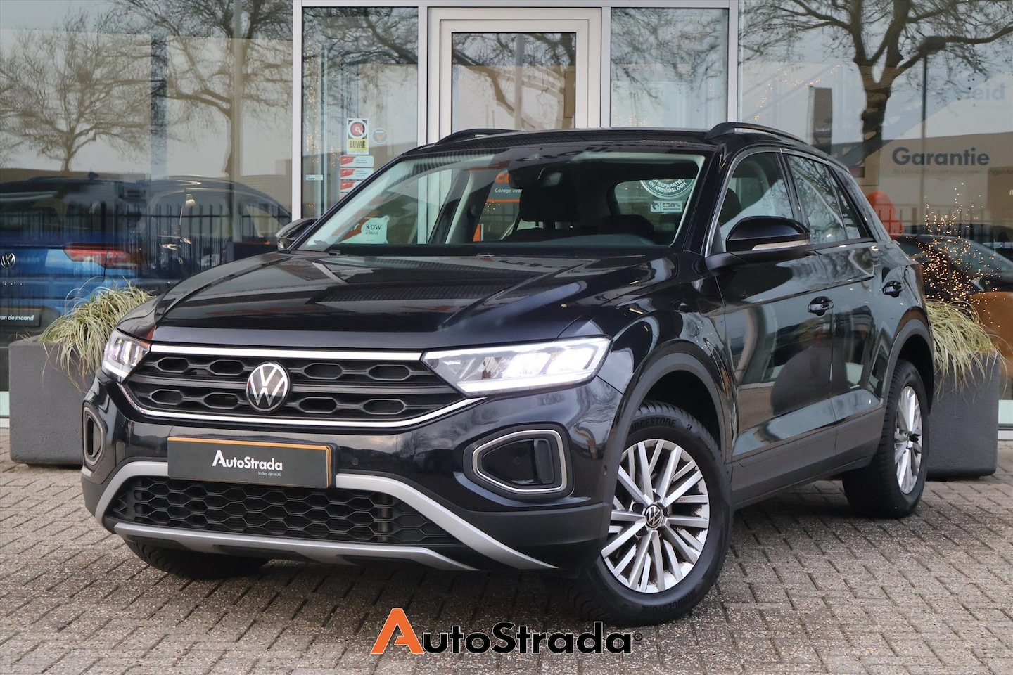 Volkswagen T-Roc - 1.0 Life Business TSI 110pk | Carplay I Adaptive Cruise | Navi I Sensoren | Virtual | LED - AutoWereld.nl