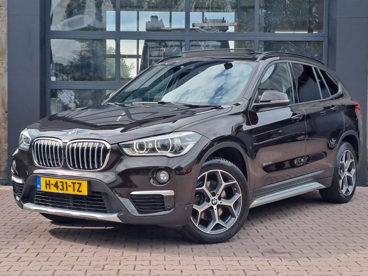 BMW X1 - sDrive18i High Executive | Automaat | Leder | Pano | Trekhaak | Cruise | PDC | All-seasons - AutoWereld.nl