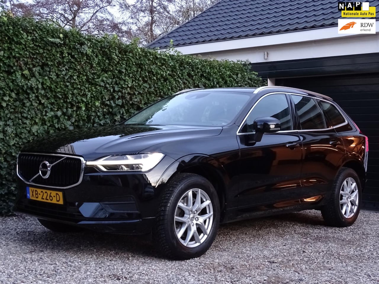 Volvo XC60 - 2.0 D4 AWD Momentum | Carplay | Achteruitrijcamera | Stoelverwarming - AutoWereld.nl