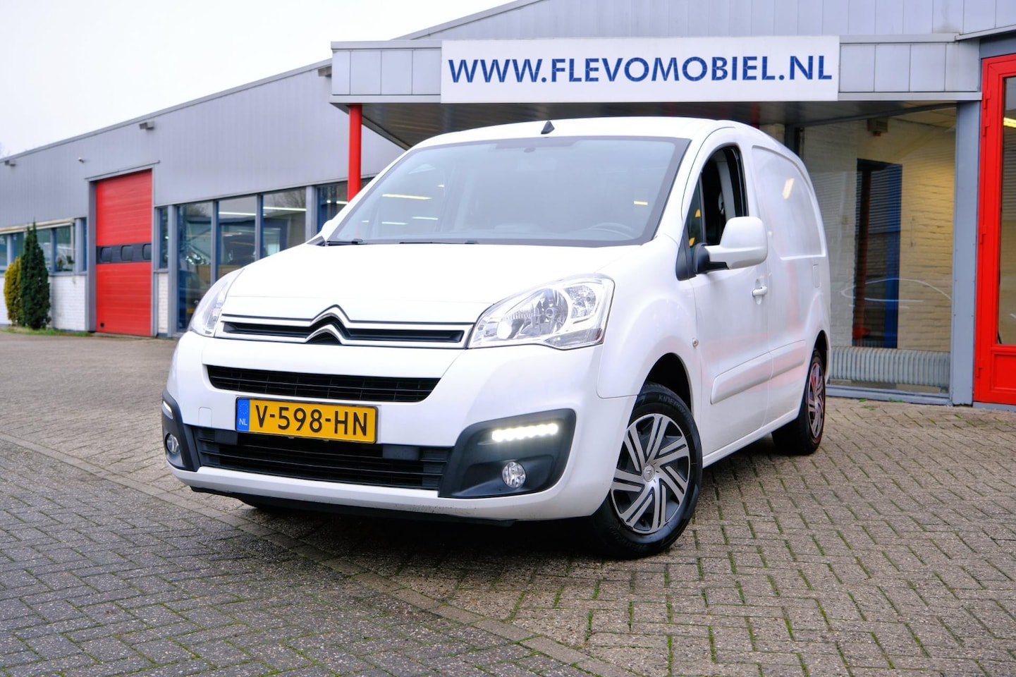 Citroën Berlingo - 1.6 BlueHDI 100 Economy S&S 3-pers Aut. Navi|Airco|CarPlay - AutoWereld.nl