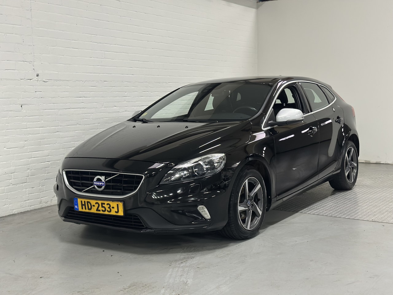 Volvo V40 - 2.0 D2 R-Design Business NAVI /CRUISE /  CLIMA / TREKHAAK - AutoWereld.nl