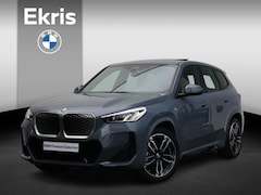 BMW iX1 - eDrive20 67 kWh M Sportpakket/ 19 inch LM/ panoramadak/ Elektrisch verstelbare stoelen/ Ha