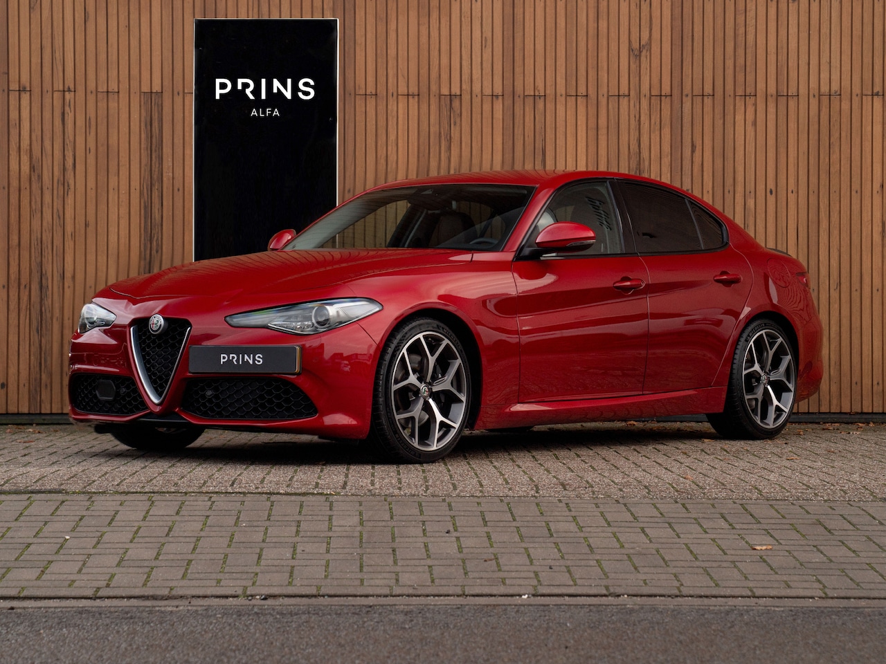 Alfa Romeo Giulia - 2.0T Q2 | Race-mode | Rosso Competizione | Veloce stoelen | Harman/Kardon | Orig. NL - AutoWereld.nl