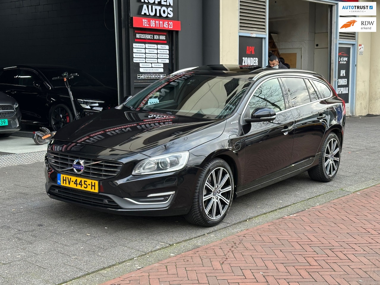 Volvo V60 - 2.4 D6 Twin Engine R-Design Aut Leer Navi Clima Camera - AutoWereld.nl