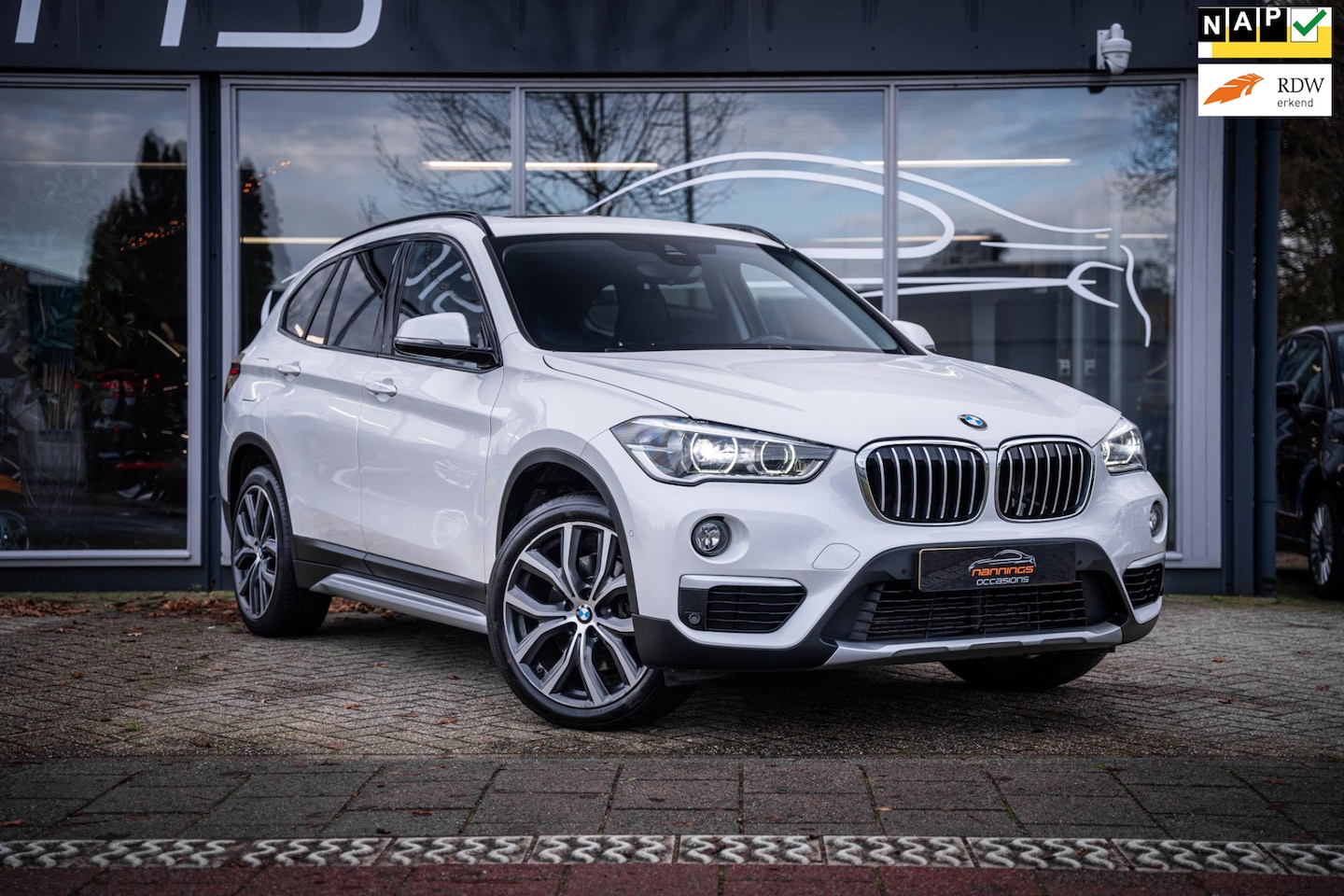 BMW X1 - SDrive20i Orange Edition III|Trekhaak|Pano|LED|Ambiance|Camera - AutoWereld.nl