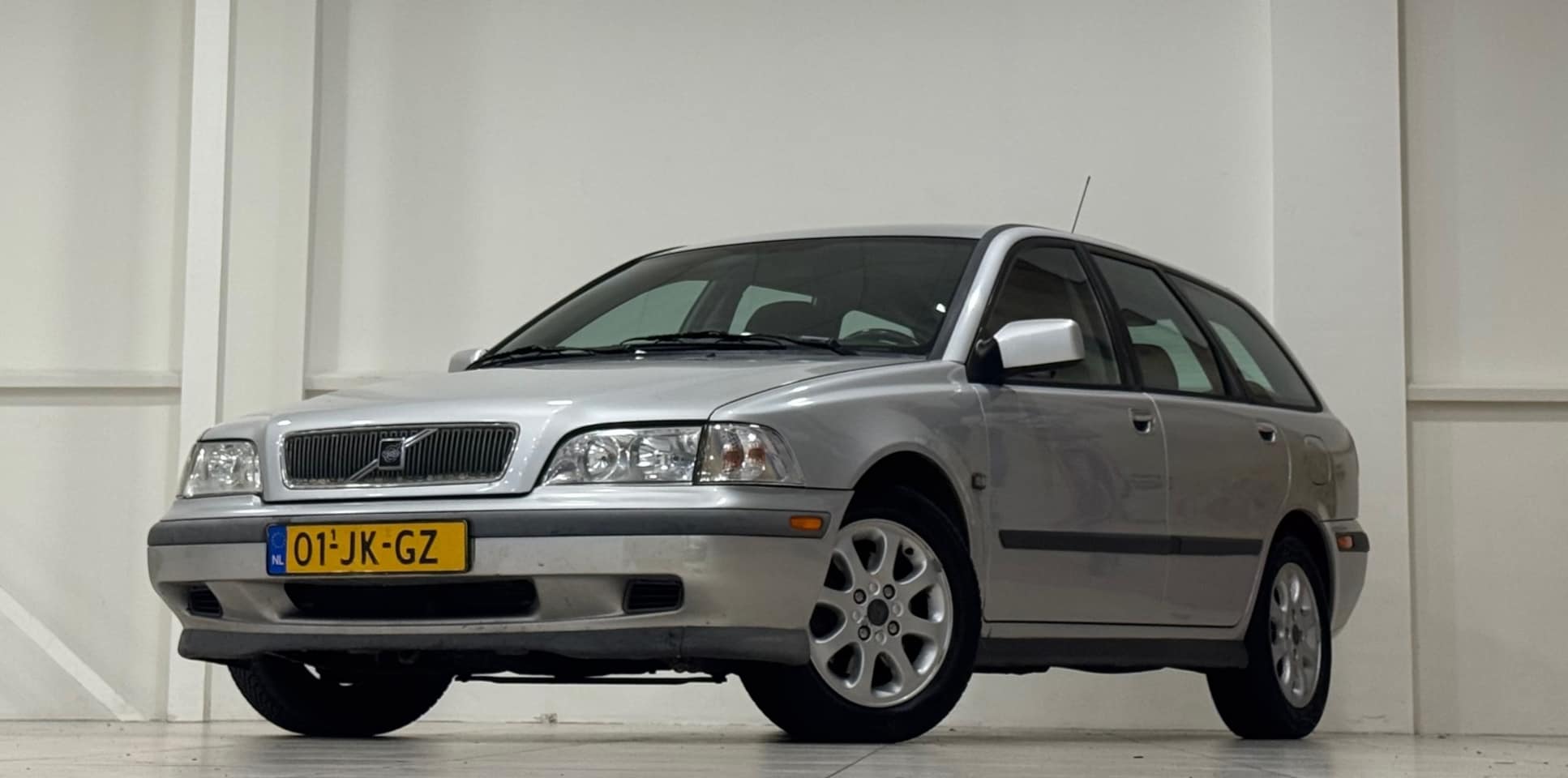 Volvo V40 - 1.8 Europa Clima Automaat NAP! 3e Eigenaar Garantie - AutoWereld.nl