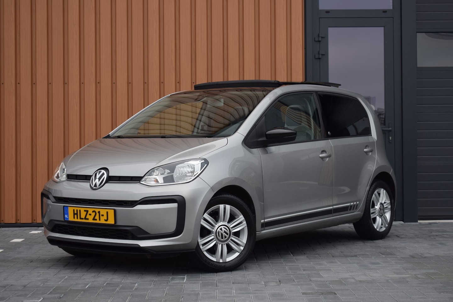 Volkswagen Up! - 1.0 TSI 90pk Beats | Panoramadak | Camera - AutoWereld.nl