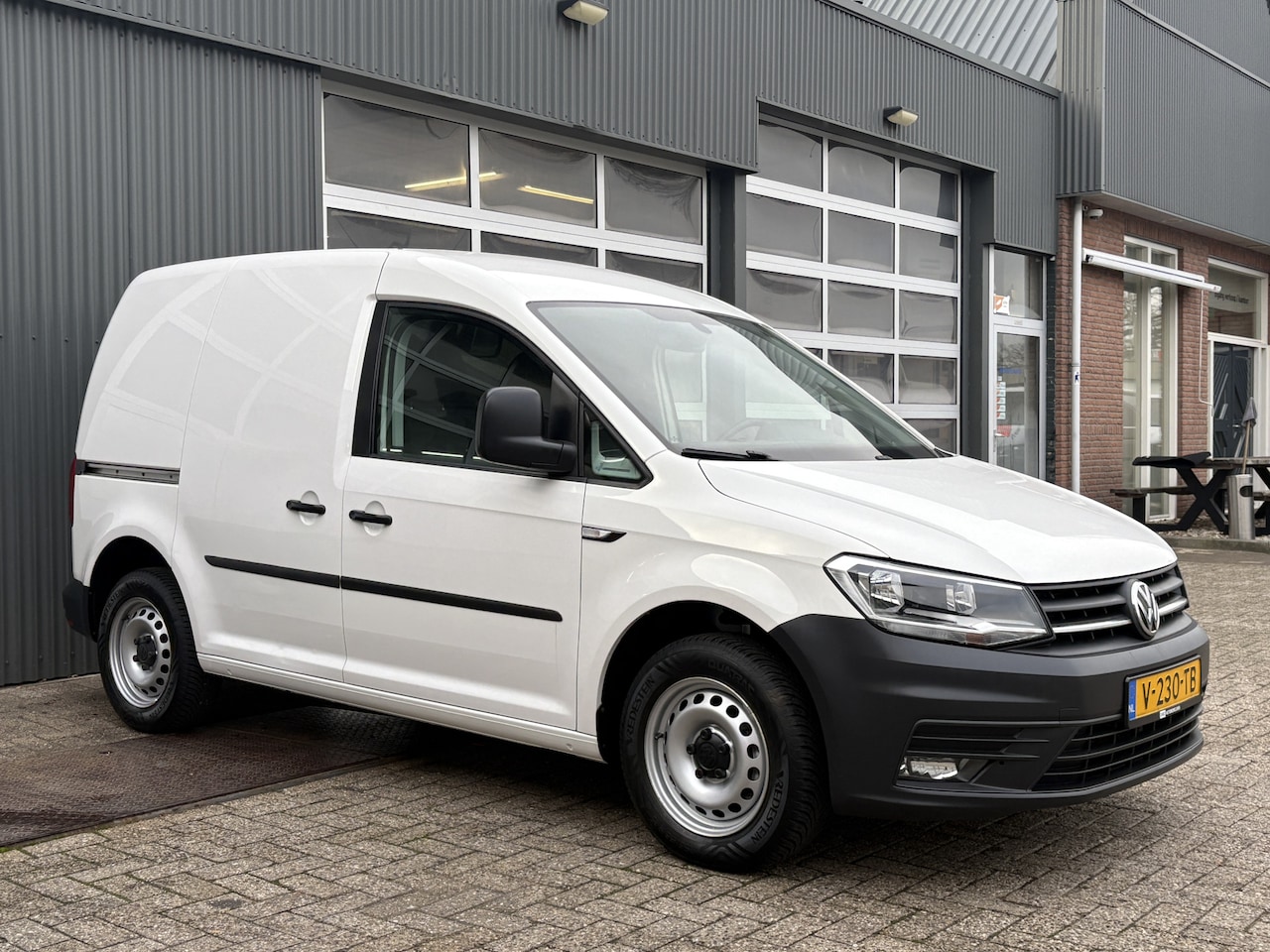 Volkswagen Caddy - 2.0 TDI L1H1 Airco Cruise controle Achterklep Trekhaak 1500kg trekgewicht Telefoon verbind - AutoWereld.nl