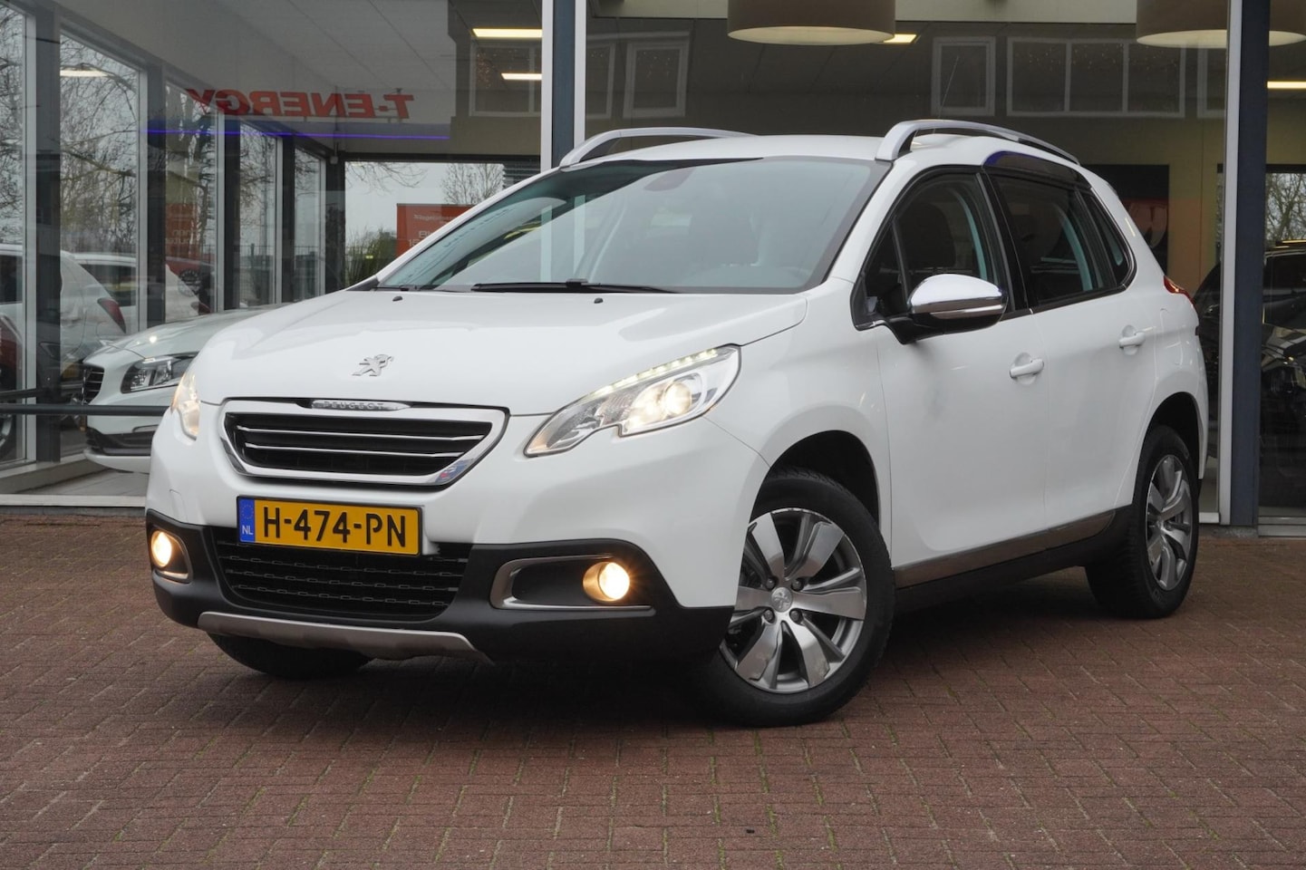 Peugeot 2008 - 1.2 VTi Allure 5deurs | Airco | Leder | Navigatie | Elek. Pakket | Trekhaak | Inruil mogel - AutoWereld.nl