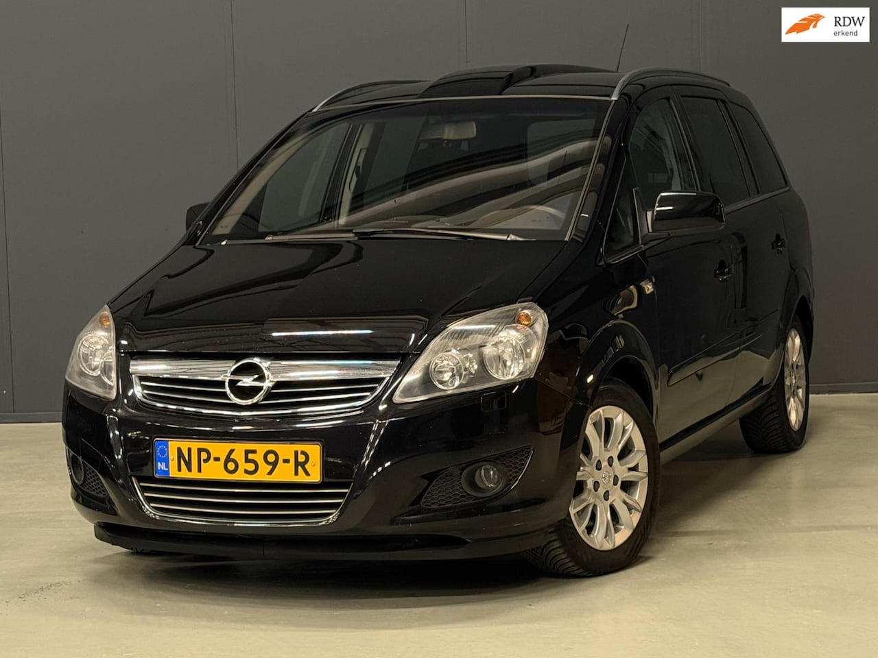 Opel Zafira - 2.2 Cosmo AUTOMAAT 7-PERSOONS CRUISE/AIRCO/ISOFIX - AutoWereld.nl