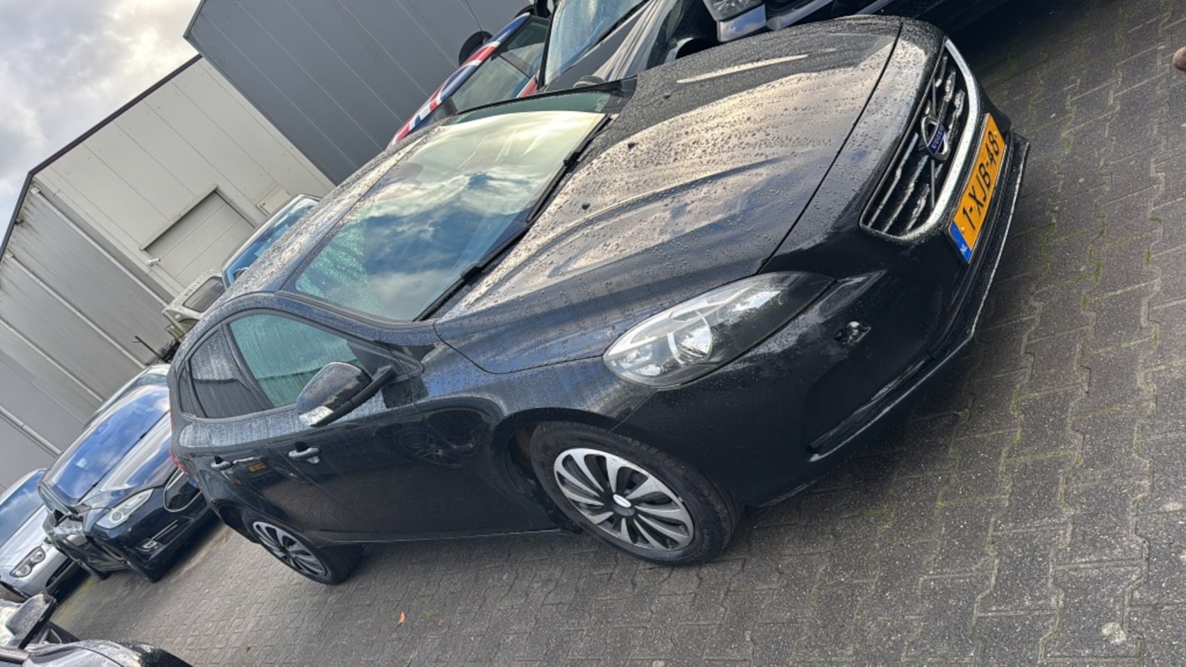 Volvo V40 - 2.0 D4 2014 Diesel Zwart Motorschade Export - AutoWereld.nl